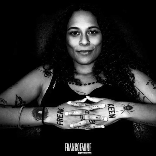 MARIE DARAH, SUR LE NOIR DU TARMAC